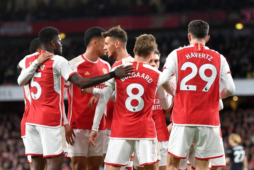 Arsenal ra sân với đội hình mạnh nhưng lại thua M.U